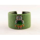 GOOD QUALITY SILVER AND ENAMEL OWL AND SHAGREEN PATTERN BROAD SPRUNG BANGLE, the figure of a
