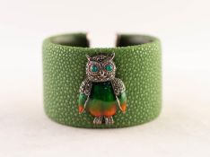 GOOD QUALITY SILVER AND ENAMEL OWL AND SHAGREEN PATTERN BROAD SPRUNG BANGLE, the figure of a