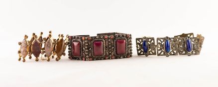 CZECHOSLOVAKIAN WHITE METAL LINKED BRACELET, six oblong panels set with dark pink oblong