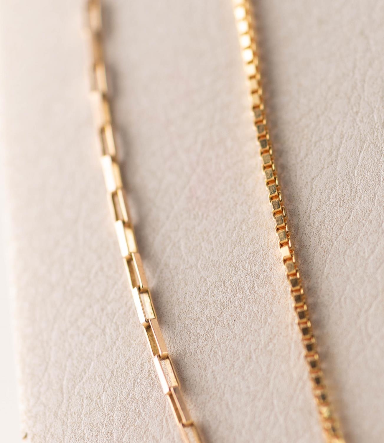 9ct GOLD FINE CHAIN NECKLACE with oblong links and ring clasp, 16 1/2in (42cm) long and a 9ct GOLD - Image 2 of 2