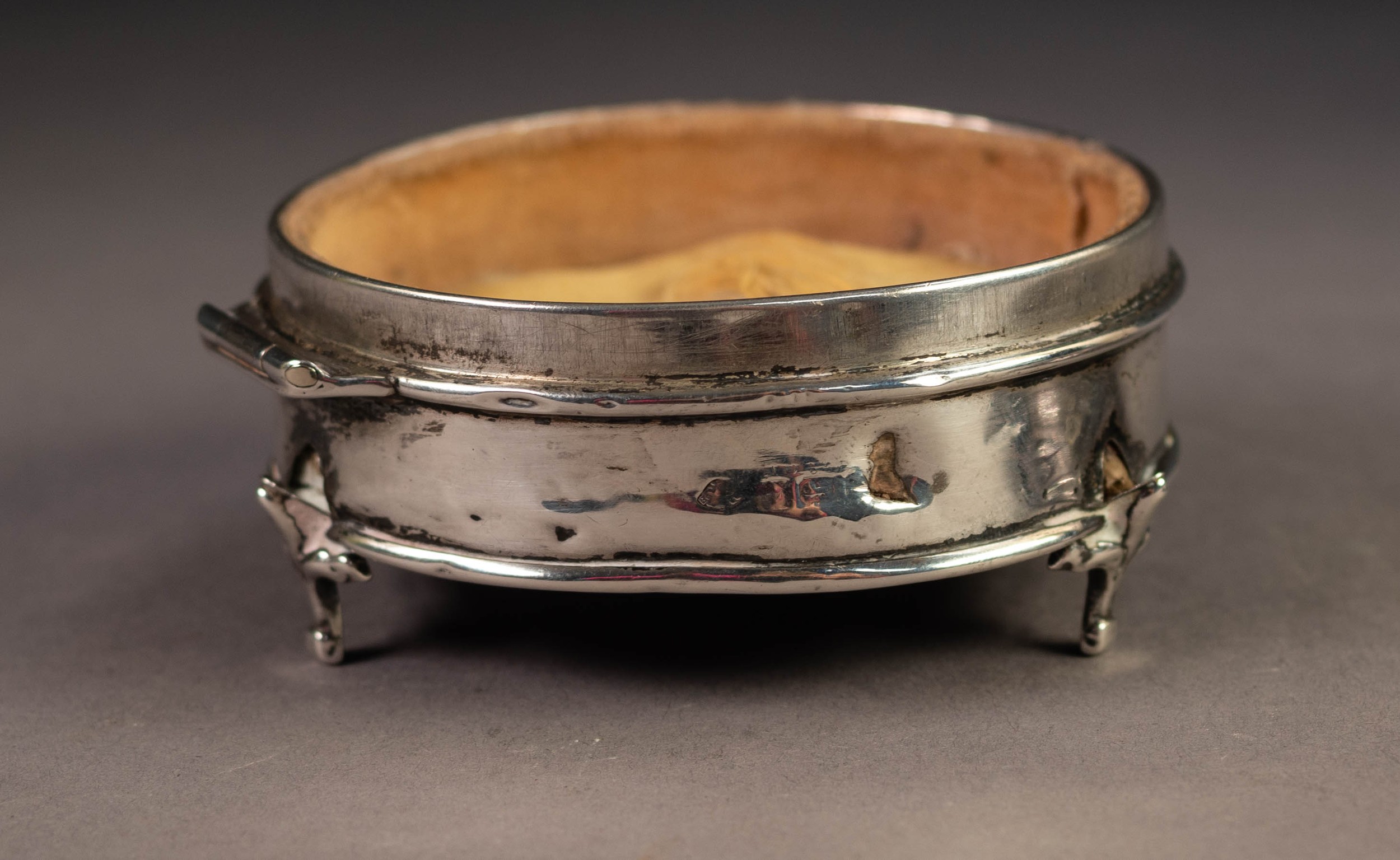 GEORGE V SILVER AND PIQUE WORK CIRCULAR TRINKET BOX, the domed and hinged cover decorated with - Image 4 of 4