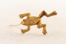 LATE VICTORIAN/EDWARDIAN 15ct GOLD FROG BROOCH, realistically textured with tiny emerald set eyes,