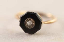 18ct GOLD BLACK ONYX AND TINY ROSE DIAMOND SET RING, 3 grms gross