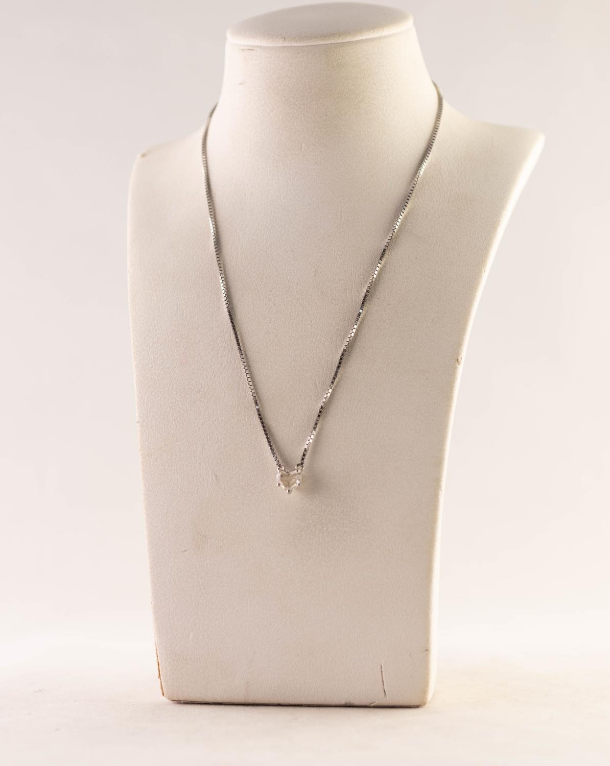 9ct WHITE OGLD FINE BOX LINK CHAIN NECKLACE, the front with a fixed heart shaped diamond in a five