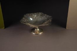 EARLY 20th CENTURY SILVER PIERCED BORDERED PEDESTAL FRUIT STAND, Sheffield 1934. 12 oz