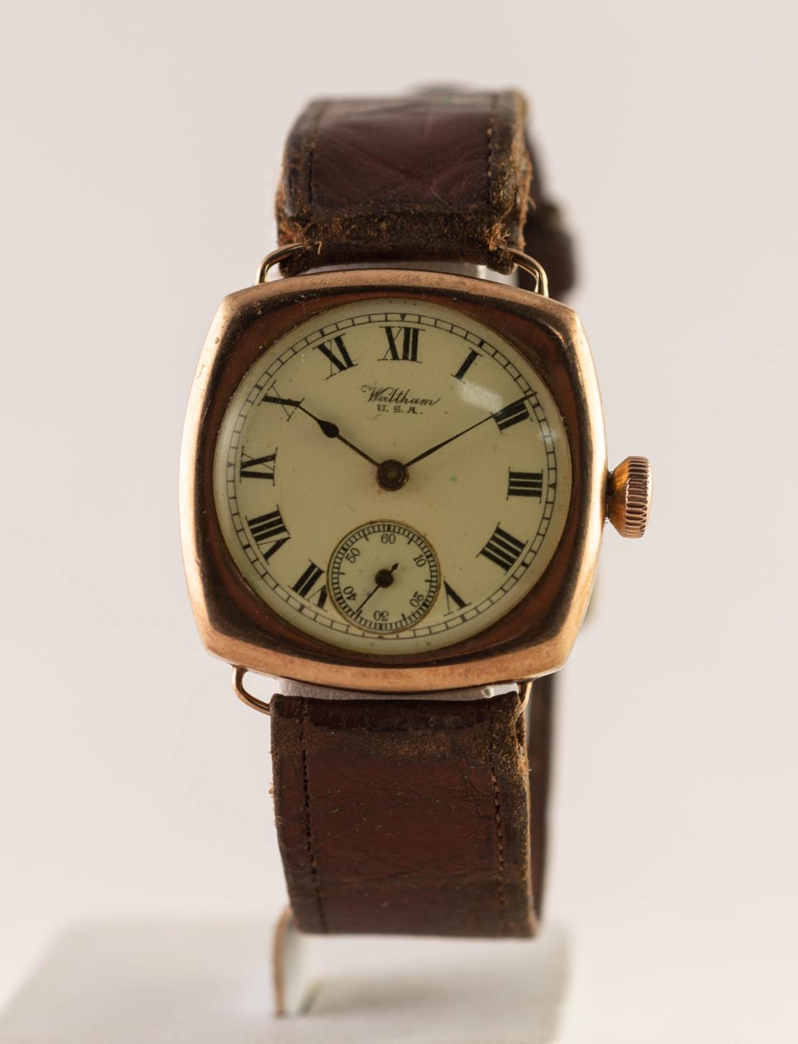 9ct GOLD CASED WALTHAM (USA) GENTLEMAN'S WRISTWATCH with Roman numerals, the backplate engraved with - Image 2 of 3