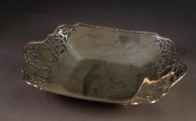 EARLY 20th CENTURY SILVER PIERCED-BORDERED SHALLOW DISH, London 1930. 12 oz