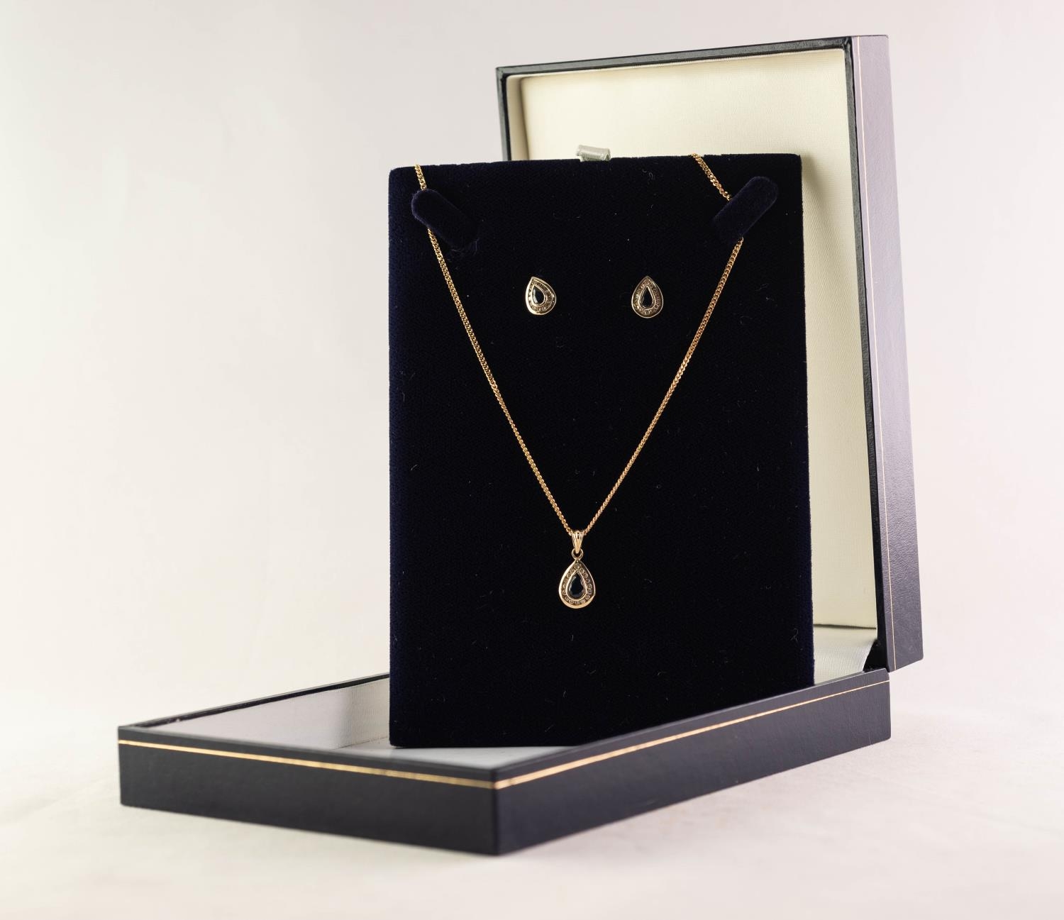9ct GOLD CHAIN NECKLACE, 18in (46cm) long and the 9ct GOLD SMALL TEAR SHAPED PENDANT with a tear