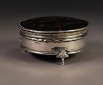 GEORGE V SILVER AND PIQUE WORK CIRCULAR TRINKET BOX, the domed and hinged cover decorated with