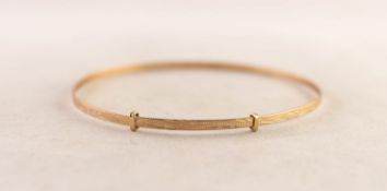 9ct GOLD NARROW BANGLE with slide expanding action, engraved decoration, Birmingham 1987, 4.7gms