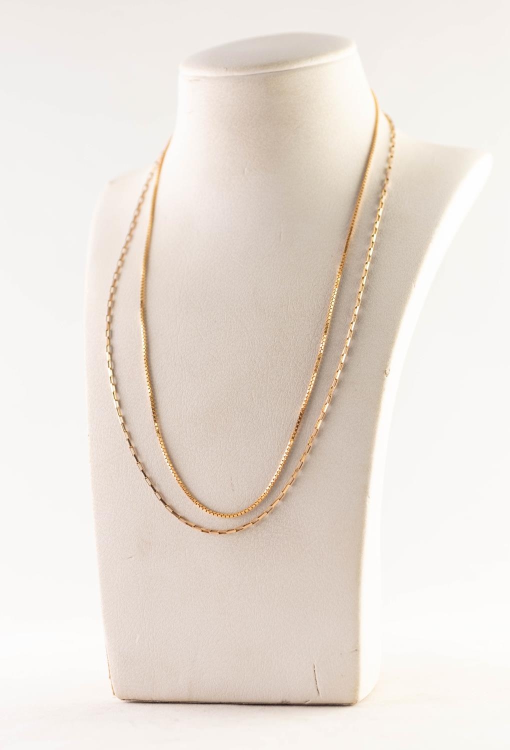 9ct GOLD FINE CHAIN NECKLACE with oblong links and ring clasp, 16 1/2in (42cm) long and a 9ct GOLD
