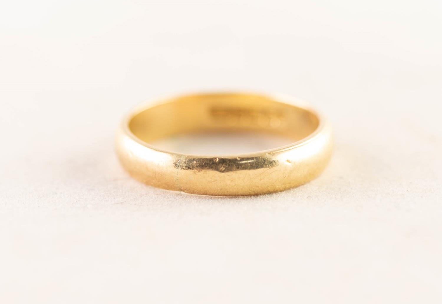 18ct GOLD WEDDING RING, 4.1gms, ring size M/N