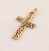 9ct GOLD PLAIN, PIERCED AND TEXTURED CROSS PENDANT, 1 3/4in (4.5cm) high, 3.8gms