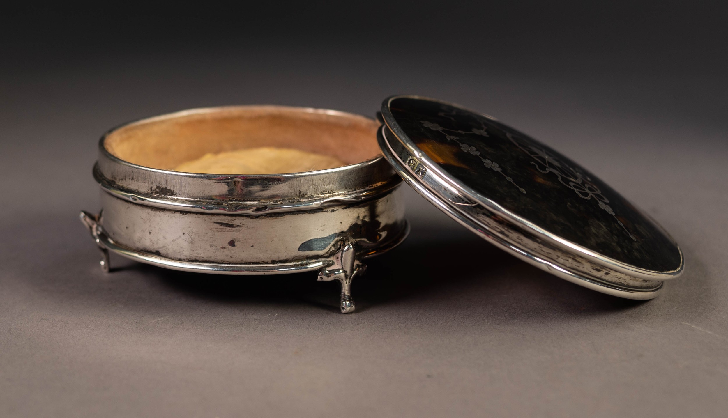 GEORGE V SILVER AND PIQUE WORK CIRCULAR TRINKET BOX, the domed and hinged cover decorated with - Image 3 of 4