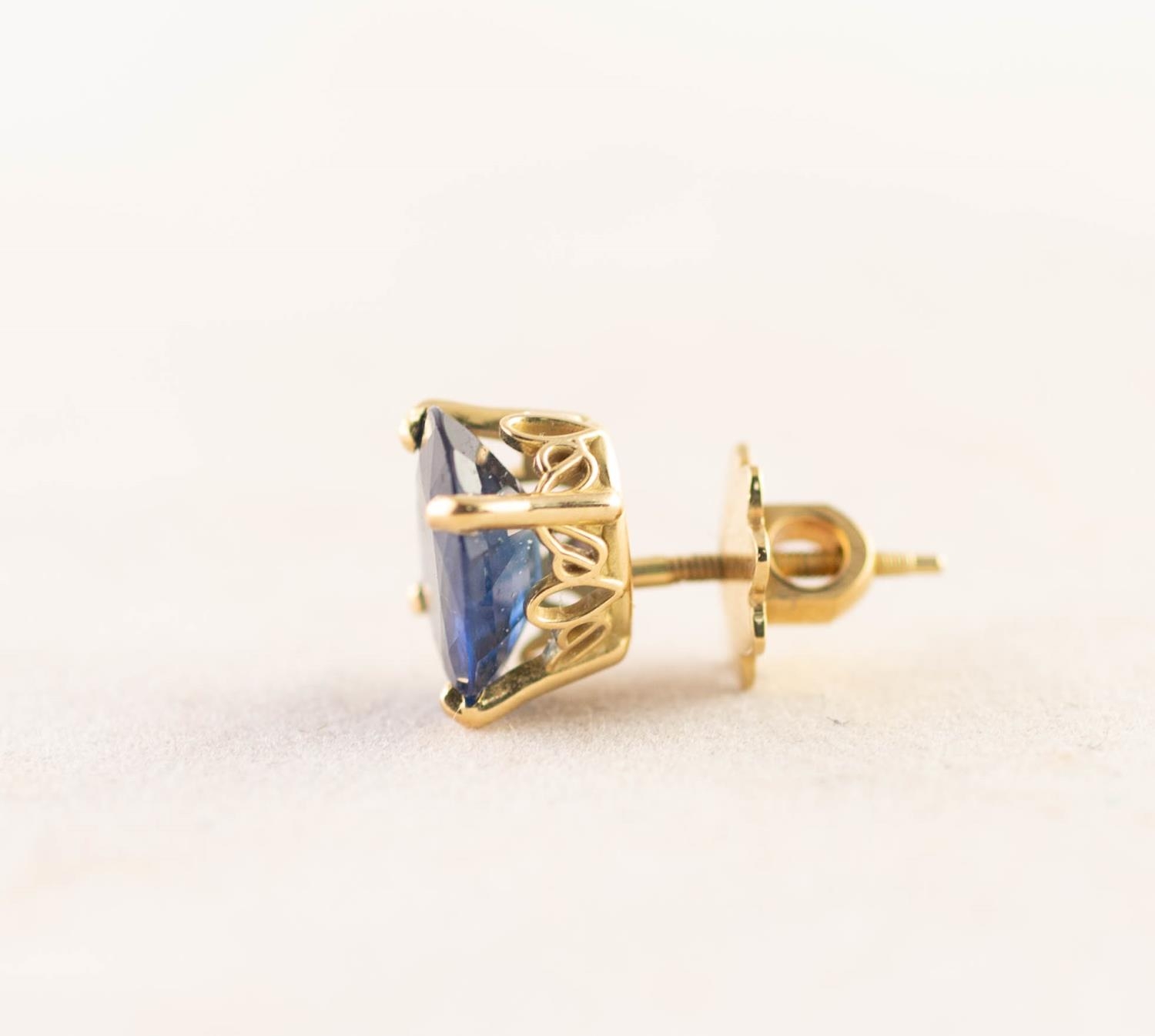 GENT'S 18ct GOLD EAR STUD, CLAW SET WITH A CORNFIELD BLUE OVAL SAPPHIRE, approximately 2ct (with - Image 2 of 3