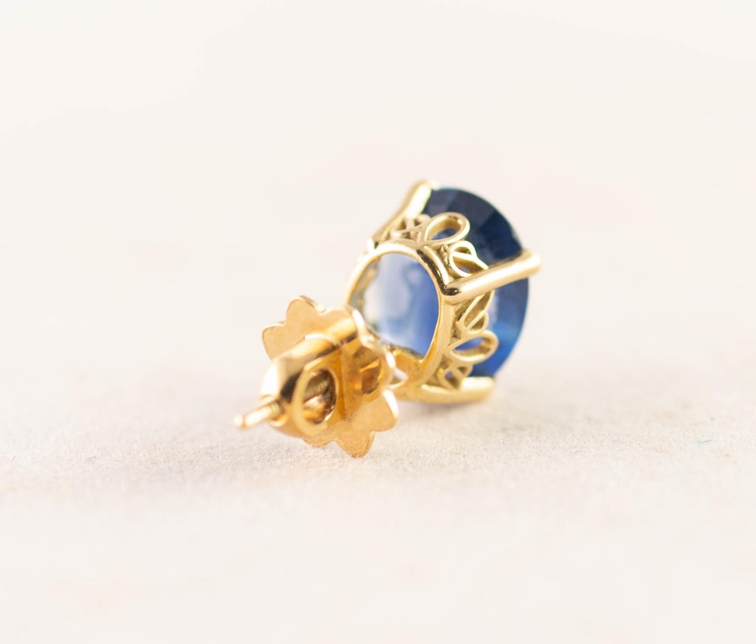 GENT'S 18ct GOLD EAR STUD, CLAW SET WITH A CORNFIELD BLUE OVAL SAPPHIRE, approximately 2ct (with - Image 3 of 3