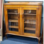 ART DECO PERIOD MAHOGANY SMALL BOOKCASE/DISPLAY CABINET with two glazed doors enclosing three wooden
