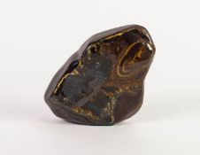 ORIENTAL POLISHED REDDISH BROWN HARDSTONE WITH GOLD COLOURED VEINING AND SHEEN TO ONE SIDE, 5? (12.