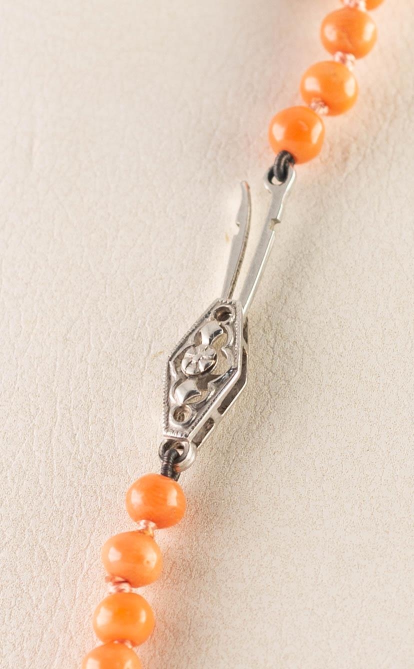 CORAL BEAD NECKLACE with 9ct white gold clasp. (In need of restringing) - Image 3 of 3