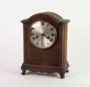 EARLY 20th CENTURY GEORGIAN STYLE MAHOGANY CASED MANTEL CLOCK, 8 days movement striking on a