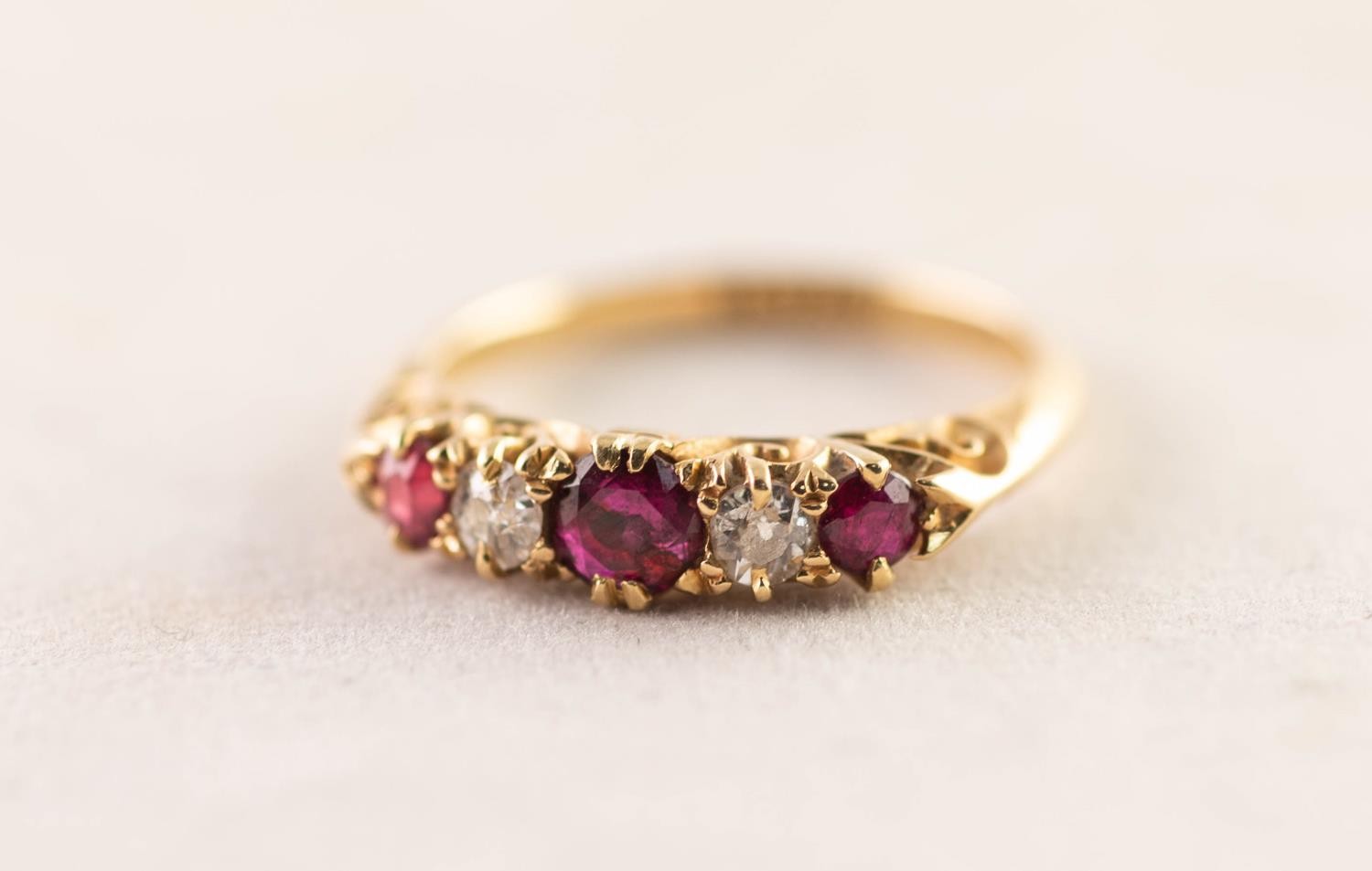 EDWARDIAN 18ct GOLD, RUBY AND DIAMOND RING with a chased scroll sided claw setting of two old cut