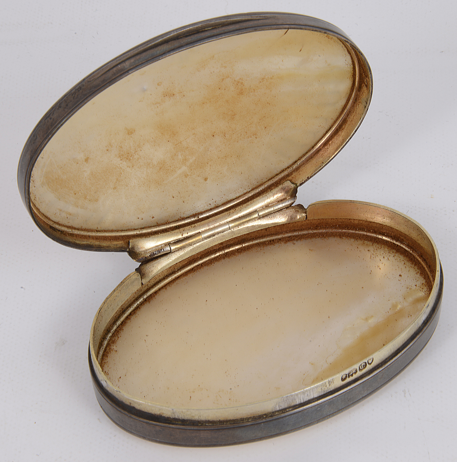 An early Victorian silver and mother of pearl snuff box - Image 2 of 2