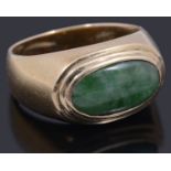 A gold single stone cabochon jade ring