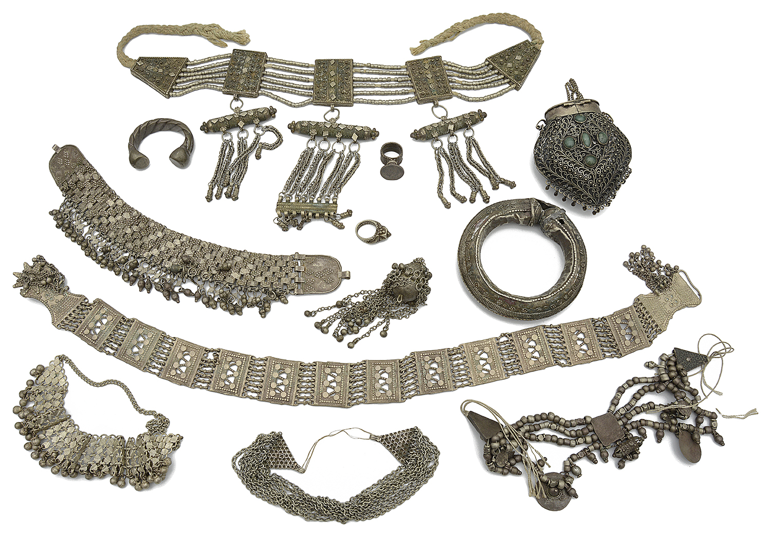 A collection of Yemeni Bedouin white metal jewellery and other items - Image 2 of 3