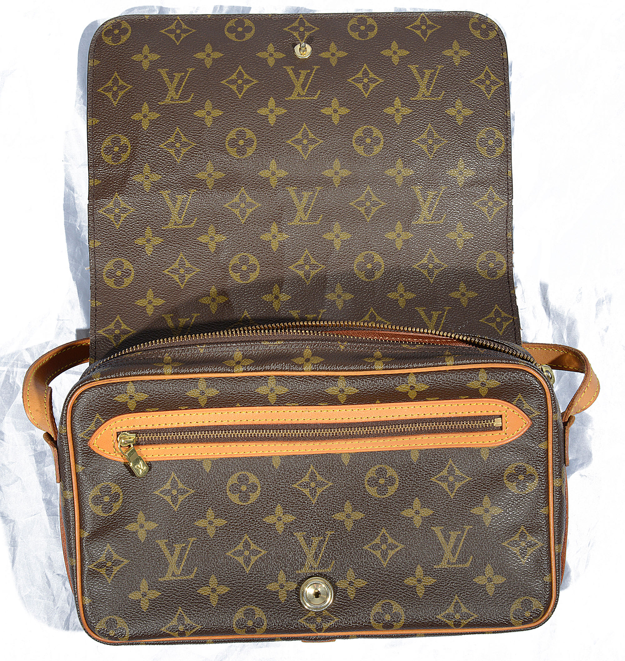 A Louis Vuitton Crossbody bag - Image 3 of 3