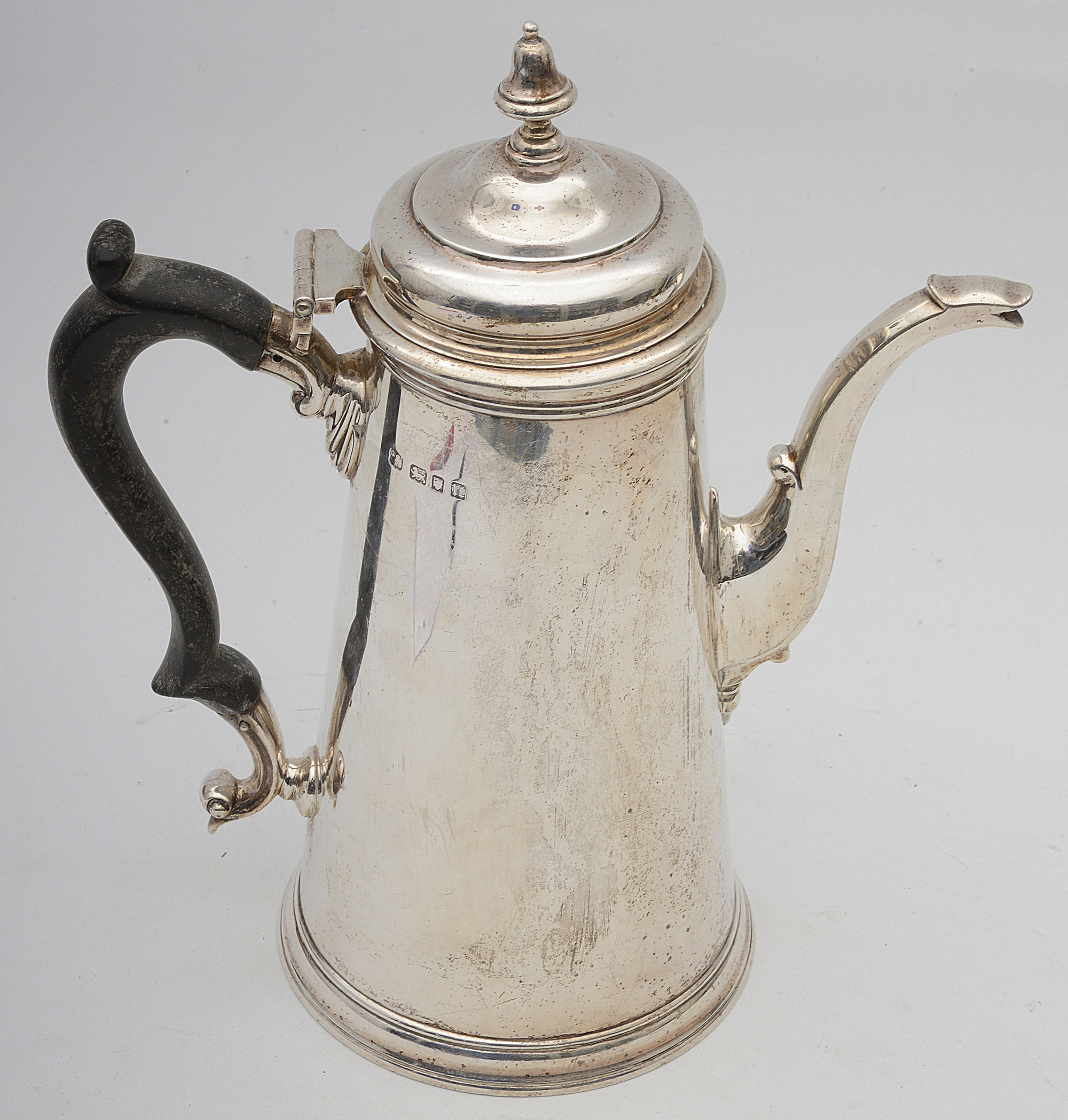 A George V silver coffee pot in George II style - Image 3 of 3