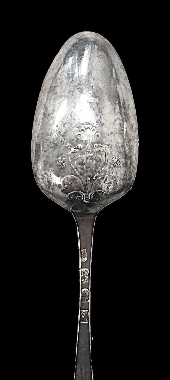 A George III silver Old English pattern lace back tablespoon - Image 3 of 3