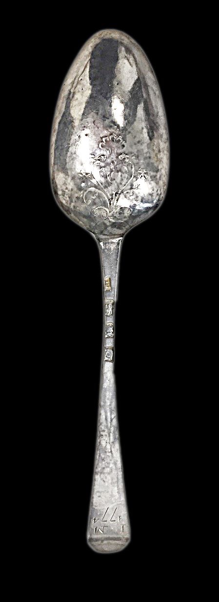 A George III silver Old English pattern lace back tablespoon - Image 2 of 3