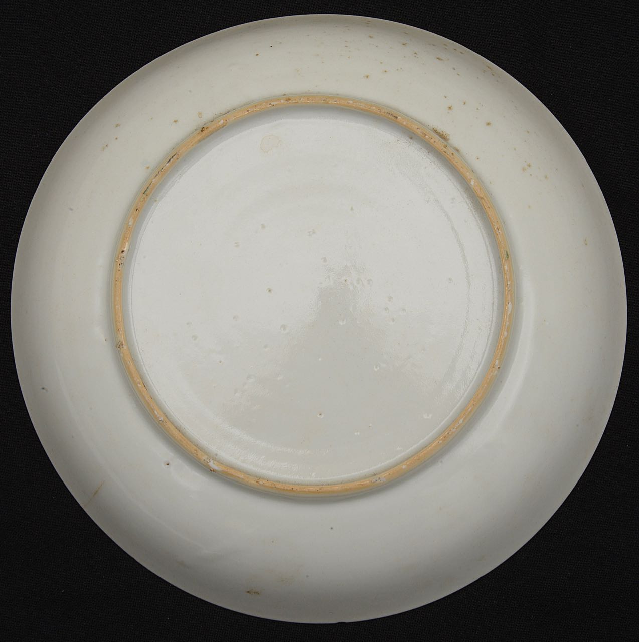 A late 18th century Chinese export famille rose dish - Image 2 of 2