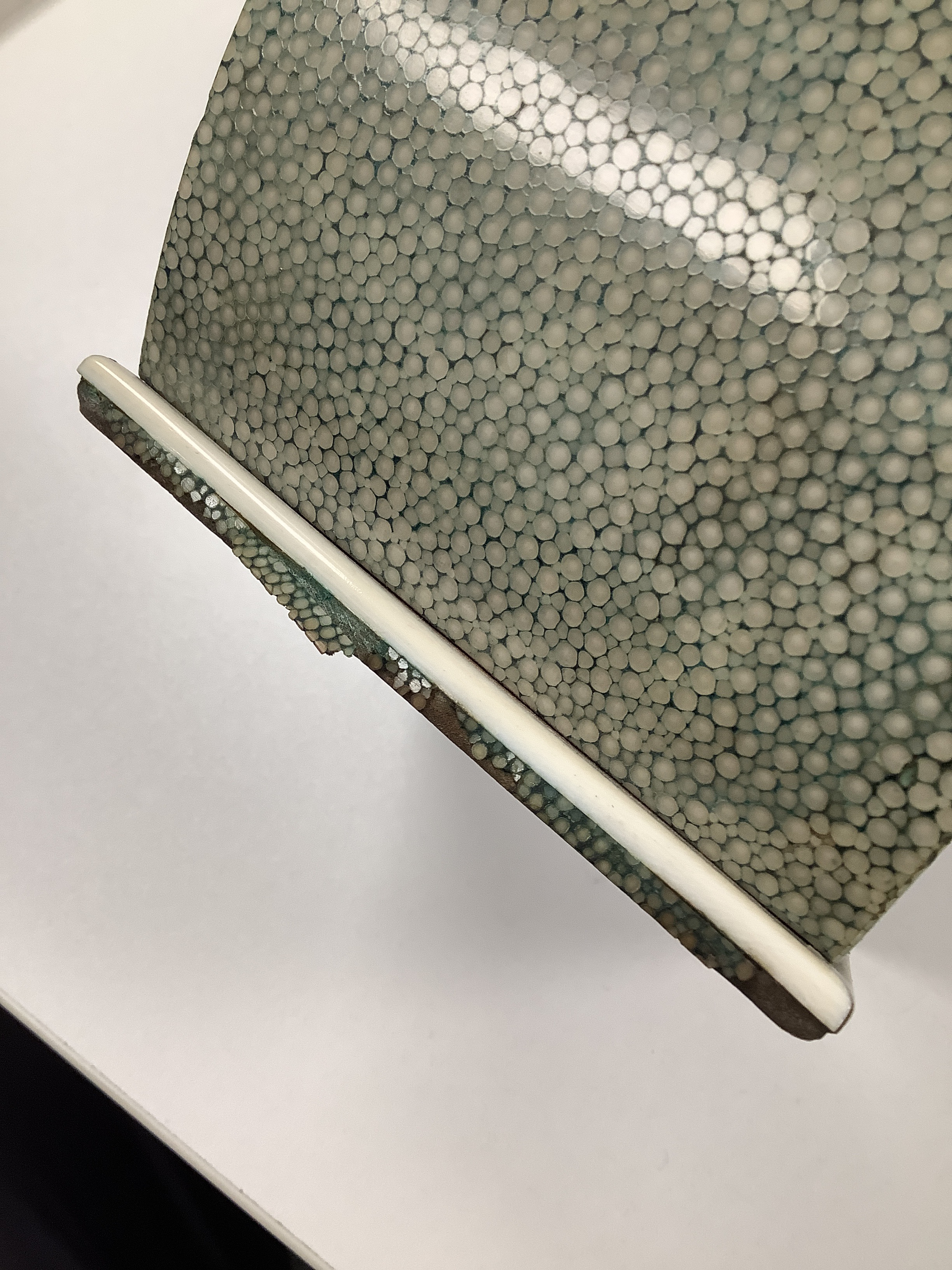 An Art Deco shagreen and ivory table cigarette box - Image 4 of 11