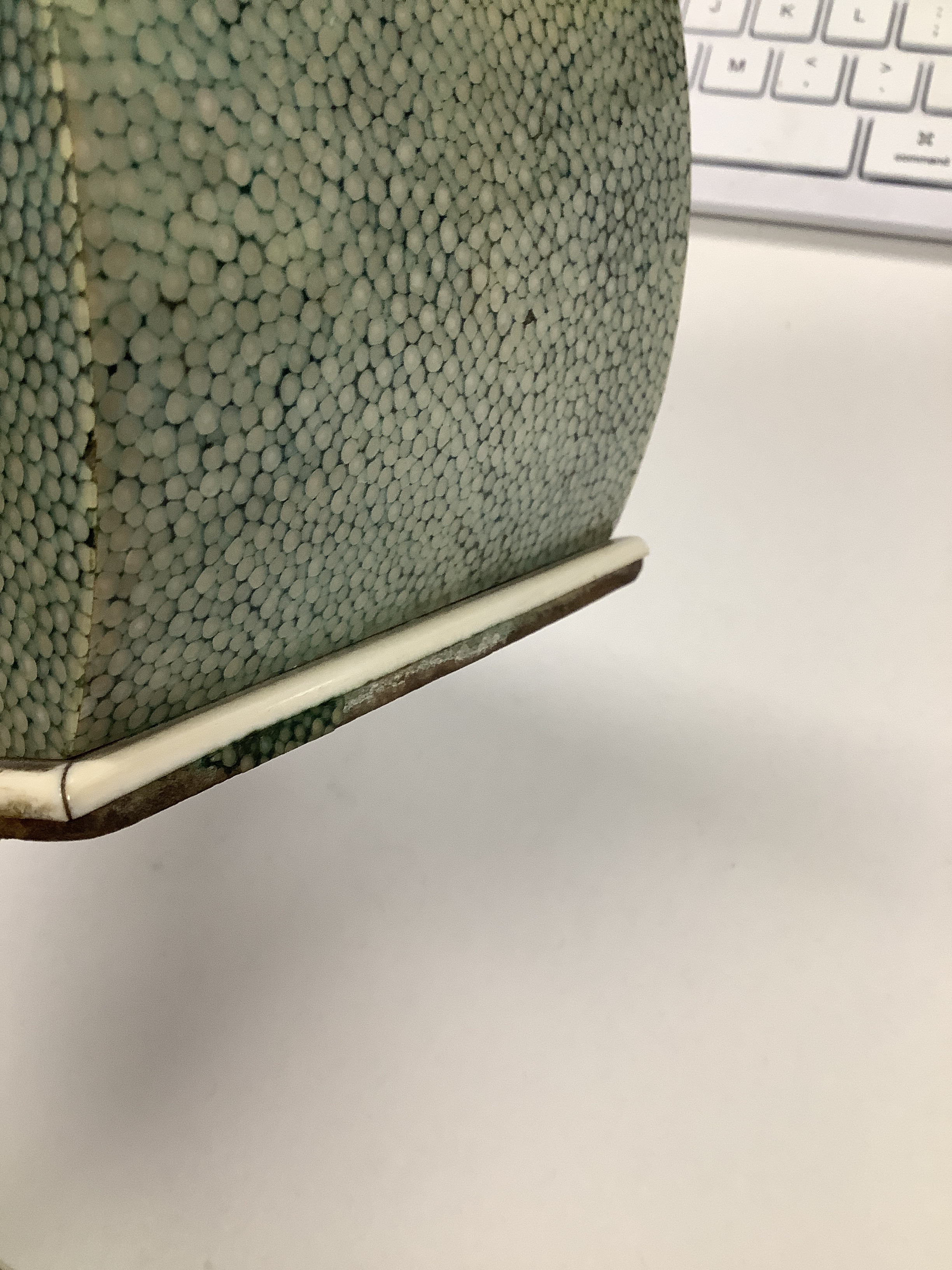 An Art Deco shagreen and ivory table cigarette box - Image 6 of 11