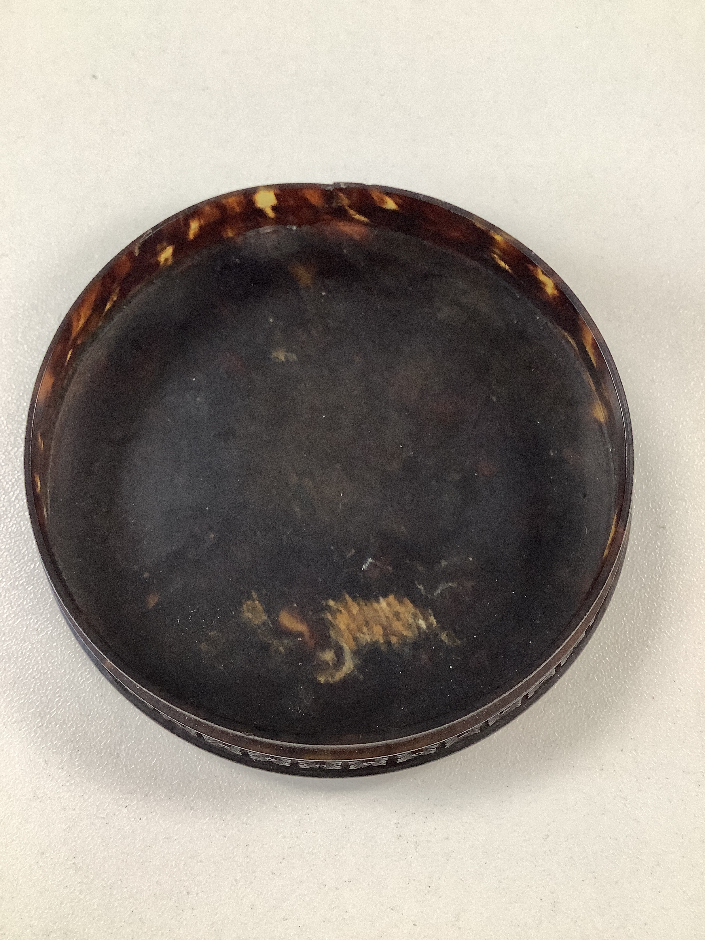 A 19th c. Chinese Canton tortoiseshell circular snuff box and cover - Image 3 of 5