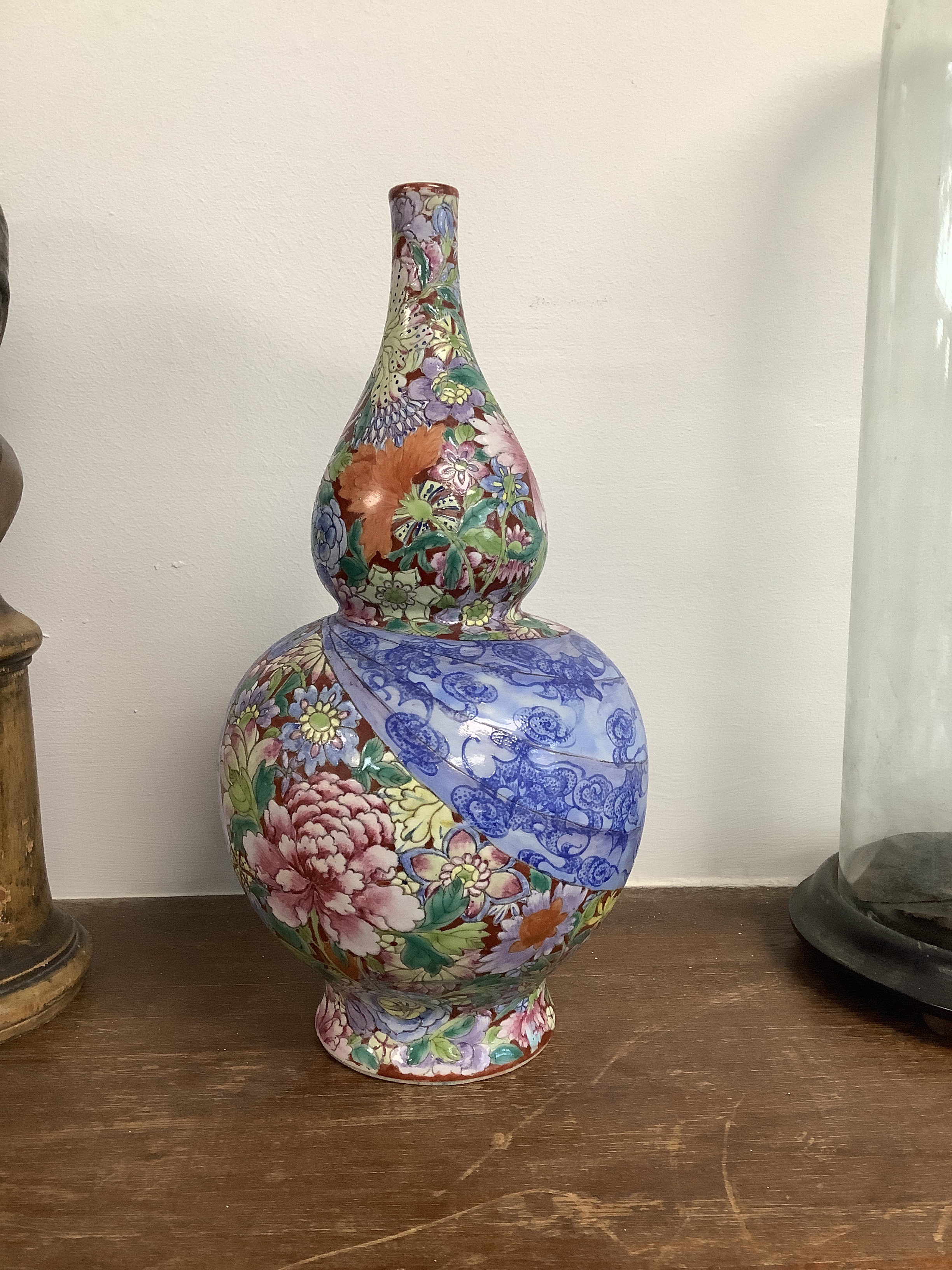 A pair of Chinese famille rose millefleur double gourd vases - Image 7 of 8