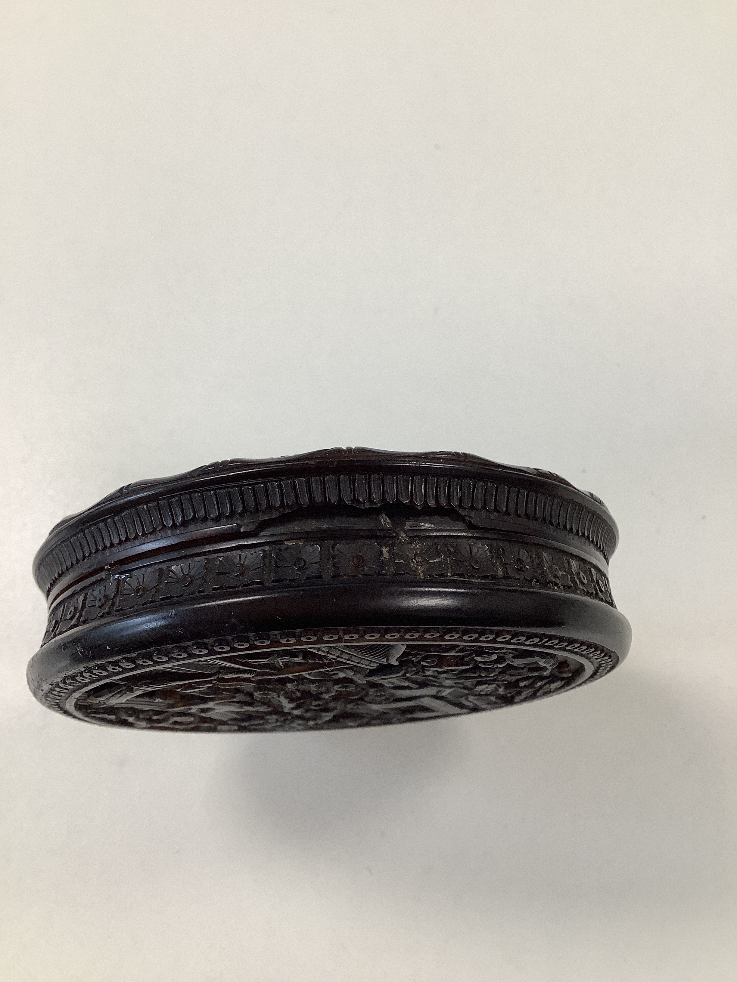 A 19th c. Chinese Canton tortoiseshell circular snuff box and cover - Image 5 of 5