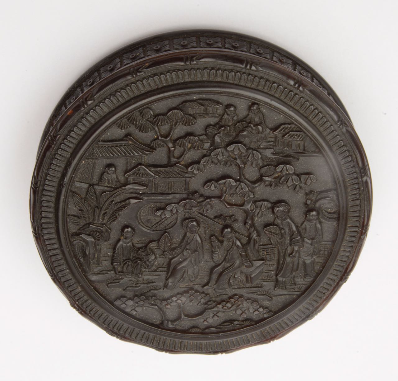 A 19th c. Chinese Canton tortoiseshell circular snuff box and cover - Image 2 of 5