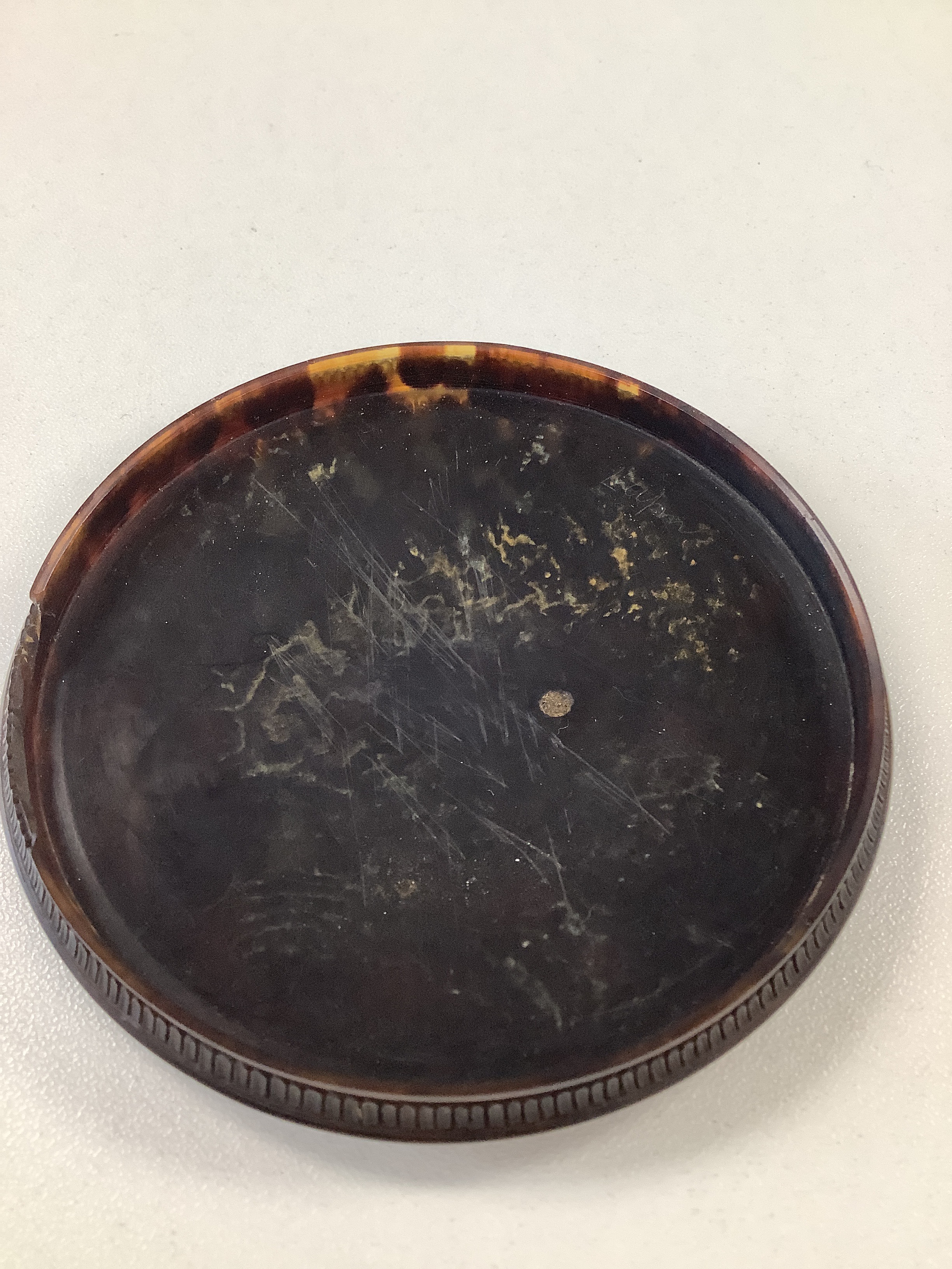 A 19th c. Chinese Canton tortoiseshell circular snuff box and cover - Image 4 of 5