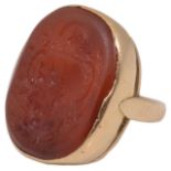 A hardstone intaglio Gentleman's 18ct signet ring