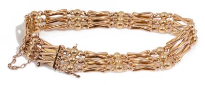 An attractive Edwardian 15ct gold gate bracelet