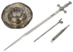 An Edwardian small silver inkwell, a swizzle stick and other items