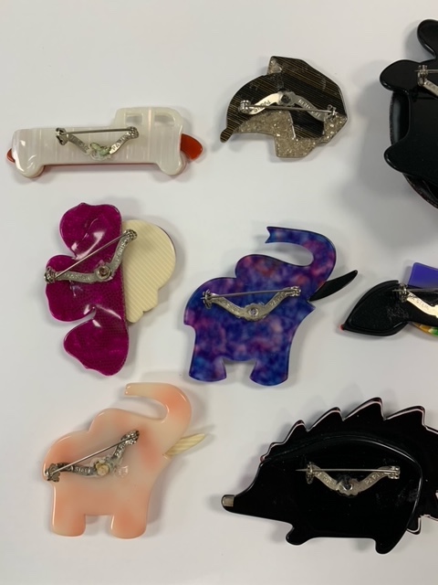 An interesting collection of Lea Stein acrylic brooches - Image 6 of 6