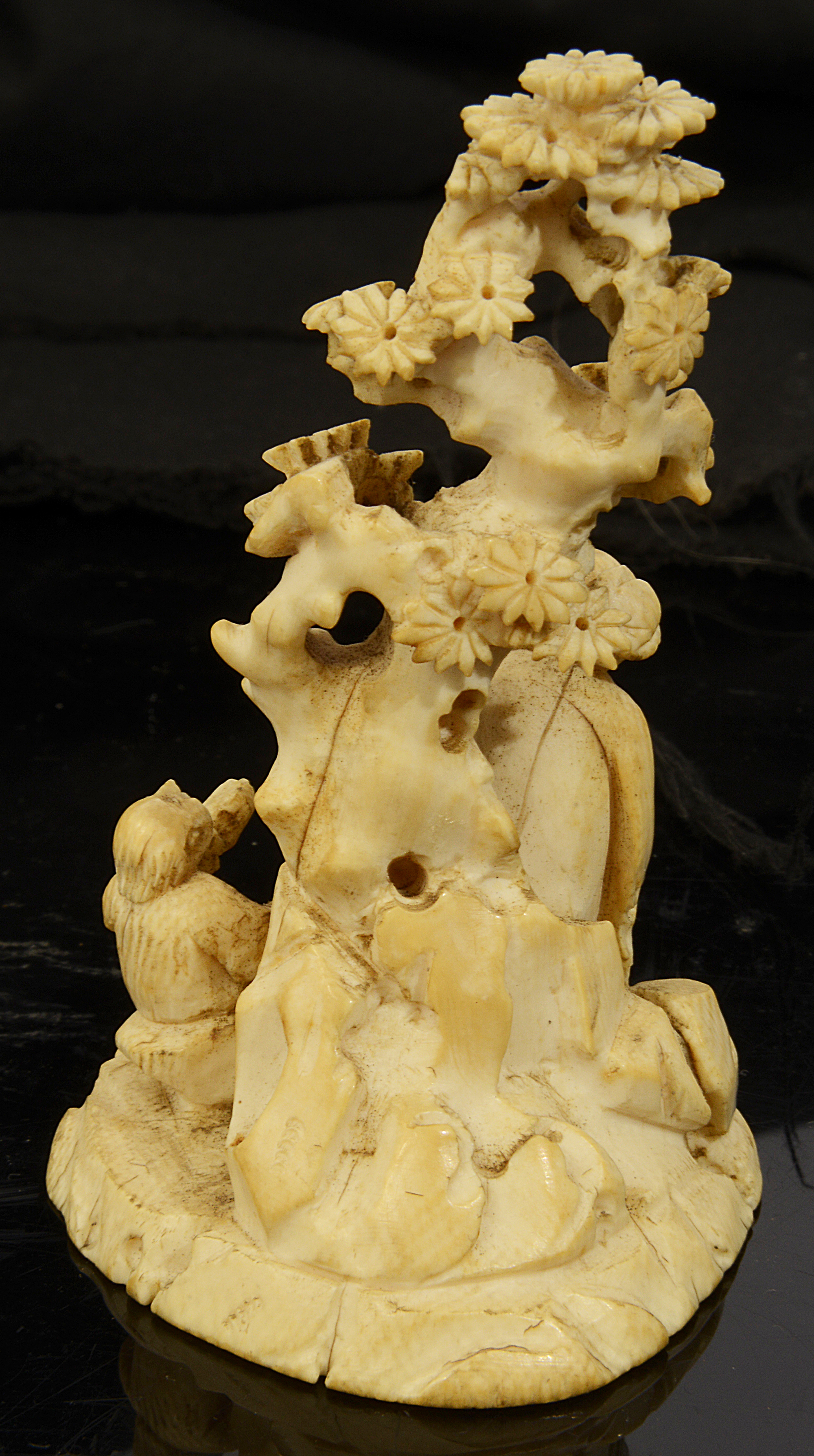 An late 19th/ early 20th century Chinese ivory figure group - Image 2 of 2