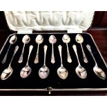 PRETTY SET OF TWELVE COFFEE SPOONS IN CASE, SHEFFIELD 1929, WEIGHT APPROXIMATELY 132g