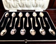 PRETTY SET OF TWELVE COFFEE SPOONS IN CASE, SHEFFIELD 1929, WEIGHT APPROXIMATELY 132g