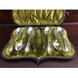 CASED SET OF SIX TEA SPOONS AND TONGS, WALKER & HALL, SHEFFIELD 1892, APPROXIMATELY 66g