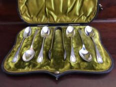 CASED SET OF SIX TEA SPOONS AND TONGS, WALKER & HALL, SHEFFIELD 1892, APPROXIMATELY 66g