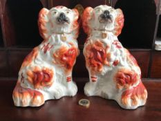 GOOD PAIR OF POTTERY DRESSER DOGS, APPROXIMATELY 19.5cm HIGH